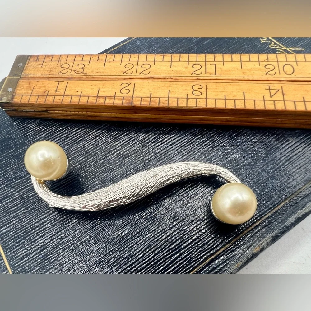 Vintage JUDY LEE silver tone faux pearl brooch pin